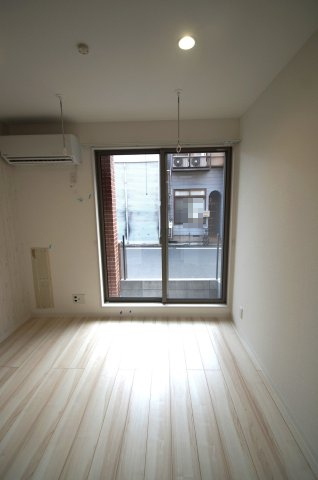 居室・リビング　明るい色の床材を使用したお部屋です