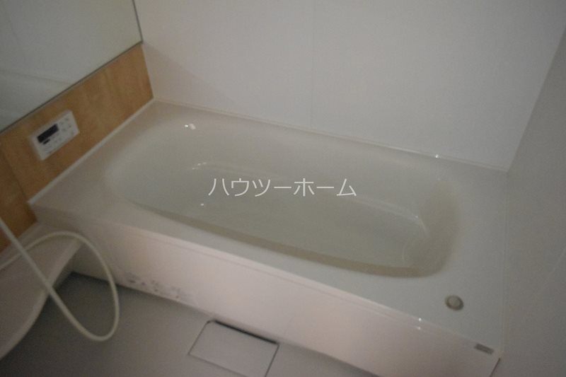 バス・シャワールーム　一坪風呂で広いです、追い焚き可