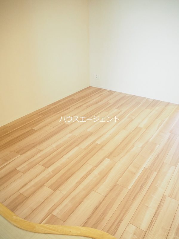 その他　サービスルーム６帖、カーテンで仕切れますよ。※参考画像