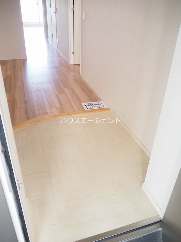 玄関　優しい光に吸い込まれるような心地よさのある玄関。※参考画像