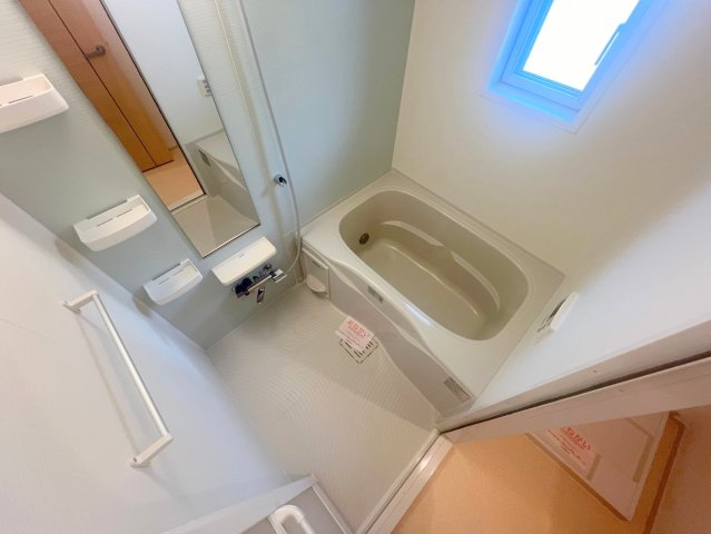 バス・シャワールーム　広めのお風呂は一日の疲れを癒してくれます。