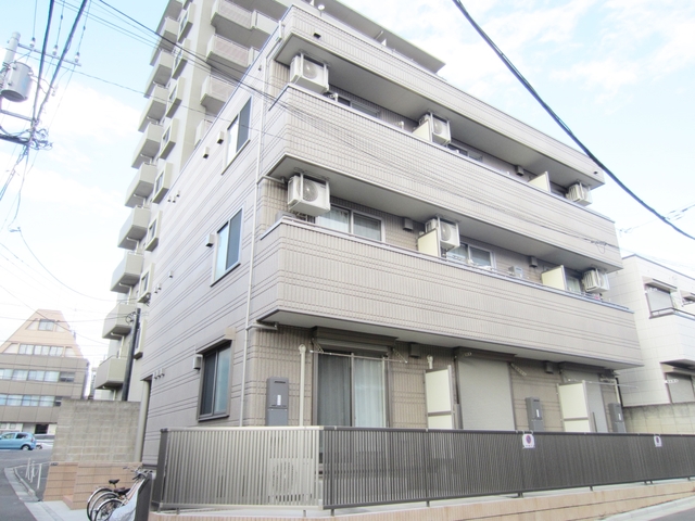 建物外観　3階建ての鉄骨造りです☆