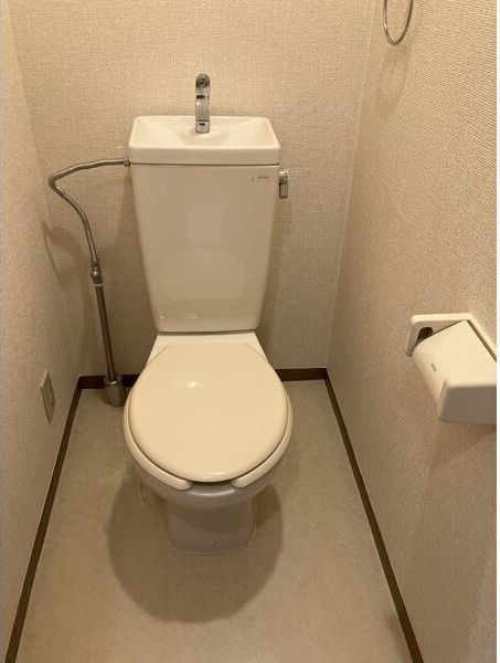 トイレ　※写真は同じマンションの違う部屋のものになります。