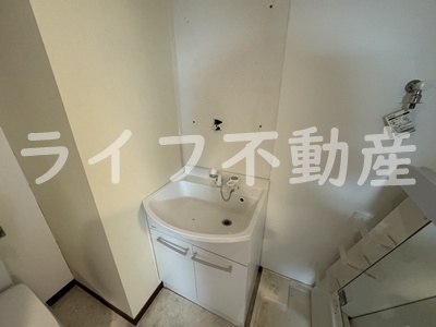 洗面設備　独立洗面台、小物を置くことができて便利です