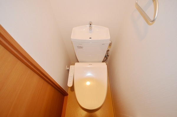 トイレ　温水洗浄便座付きのトイレです♪