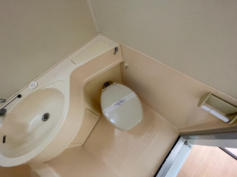 トイレ　ユニットバス内のトイレです。一人暮らしなら十分ですね。