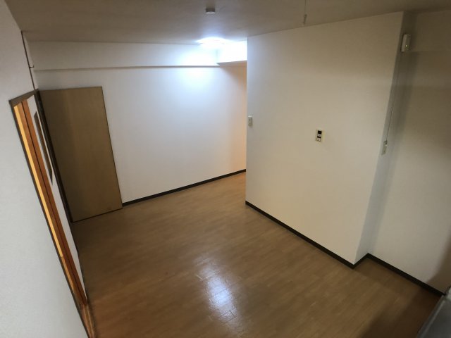 居室・リビング　落ち着いた床色のリビングです