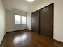 その他部屋・スペース　寝室はこちらです。光が差し込む、温かみのあるお部屋です。