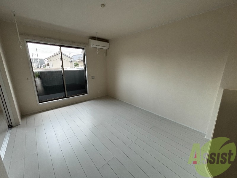 居室・リビング　白を基調とした綺麗なお部屋ですね。日当たりも良好です