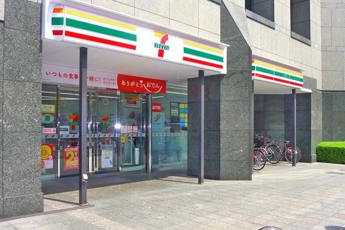 コンビニ　セブンイレブン（コンビニ）まで157m