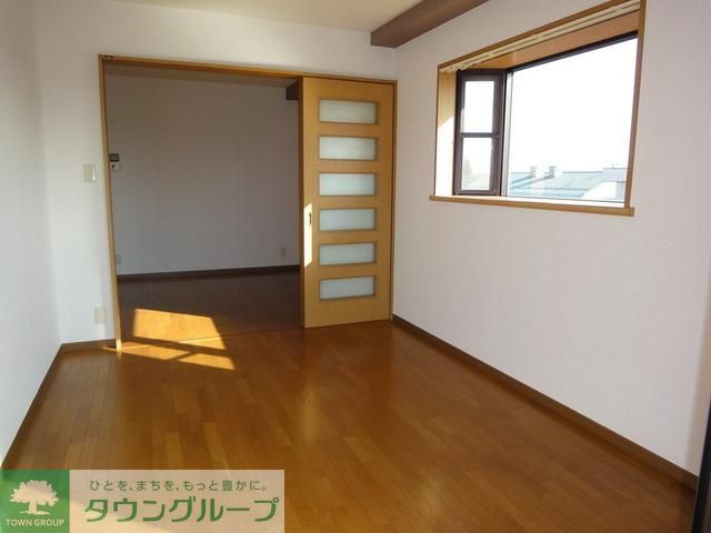 居室・リビング　角部屋明るい洋室　出窓付き