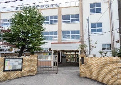 小学校　足立区立東伊興小学校（小学校）まで378m