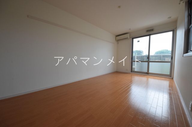 リバーサイドイズミの居間写真