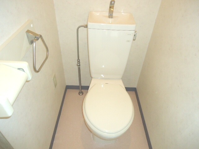トイレ　スタンダードなトイレは清潔感があって、リラックス出来ます。