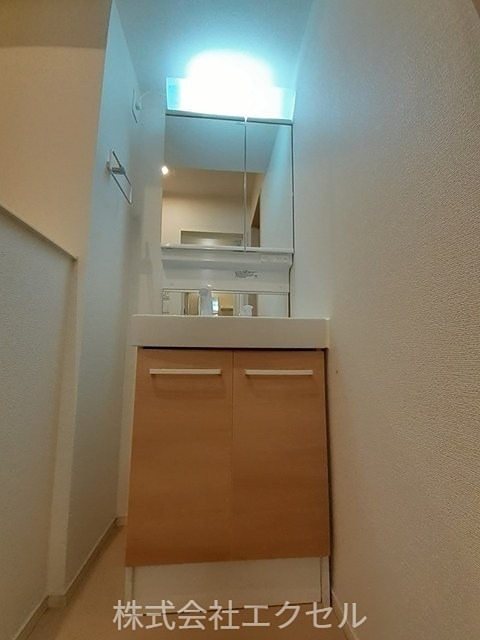 洗面設備　朝に便利な独立洗面台です。