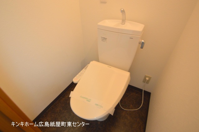 広島電鉄皆実線 比治山下駅 徒歩7分 5階建 築42年のトイレ写真