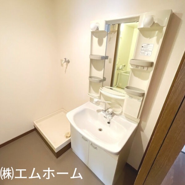 洗面設備　脱衣所　独立洗面台（シャンプードレッサー付）収納スペース有