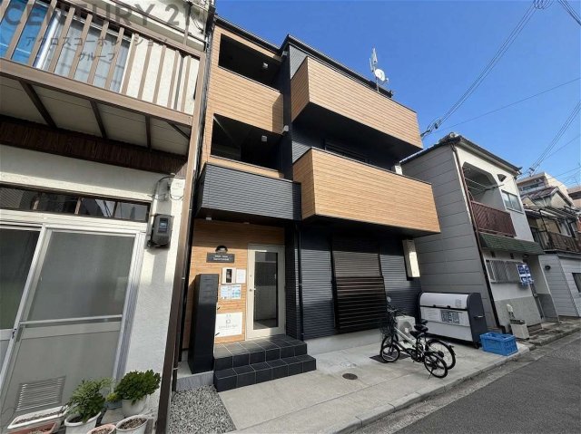 建物外観　オートロックで外部の人間が簡単に出入りできないため安心です。
