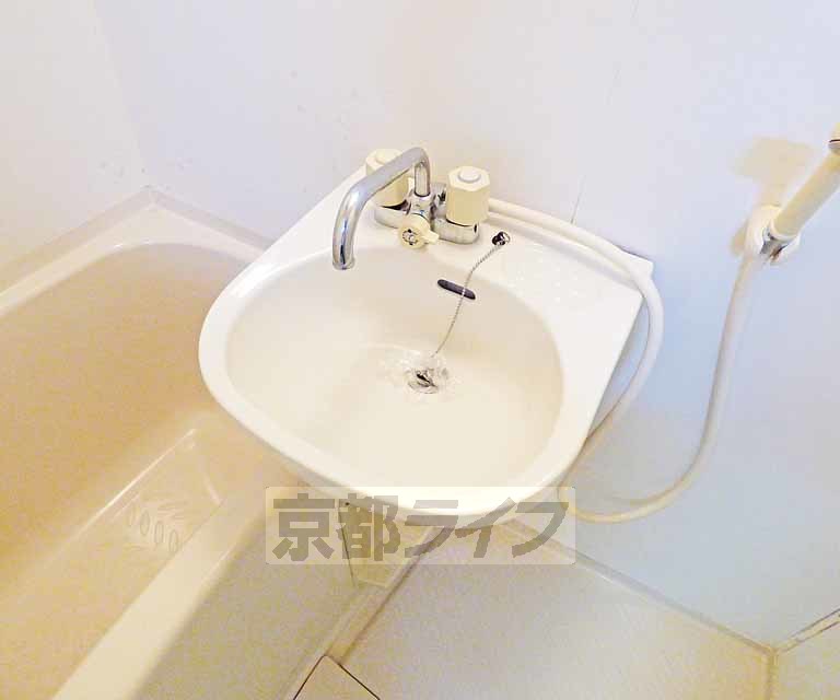 洗面設備　綺麗な洗面台です。
