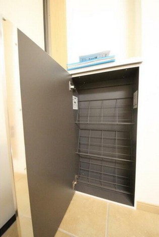 西武新宿線 新井薬師前駅 徒歩8分 3階建 築8年の玄関写真