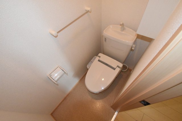 トイレ　温水洗浄便座付きのトイレです♪