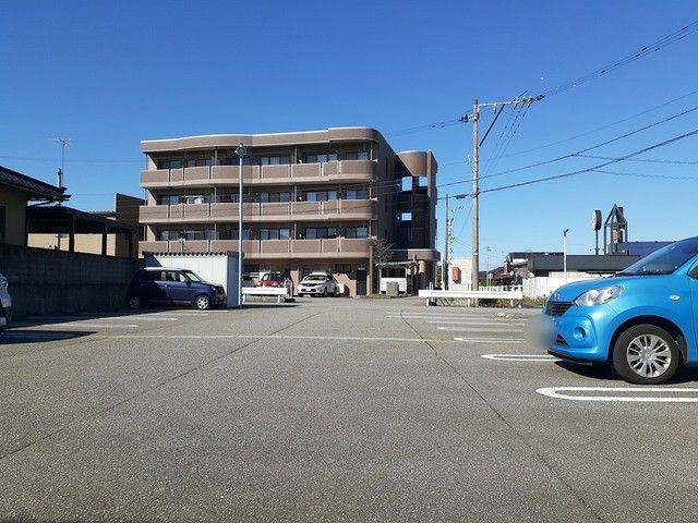 駐車場　駐車場があるので、車を買う予定の方も安心です