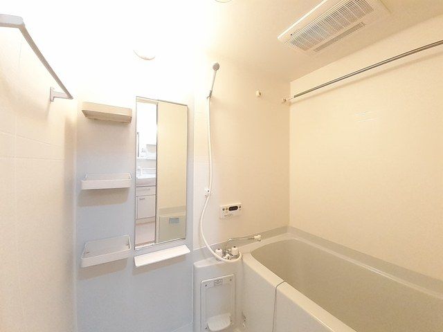 バス・シャワールーム　コンパクトで使いやすいお風呂です