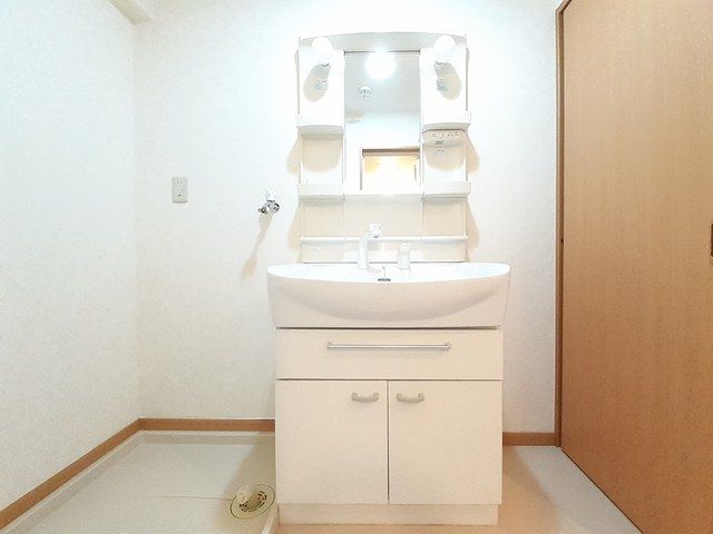 洗面設備　明るい洗面所です