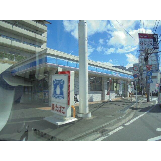 コンビニ　ローソン横浜大岡5丁目店（コンビニ）まで261m