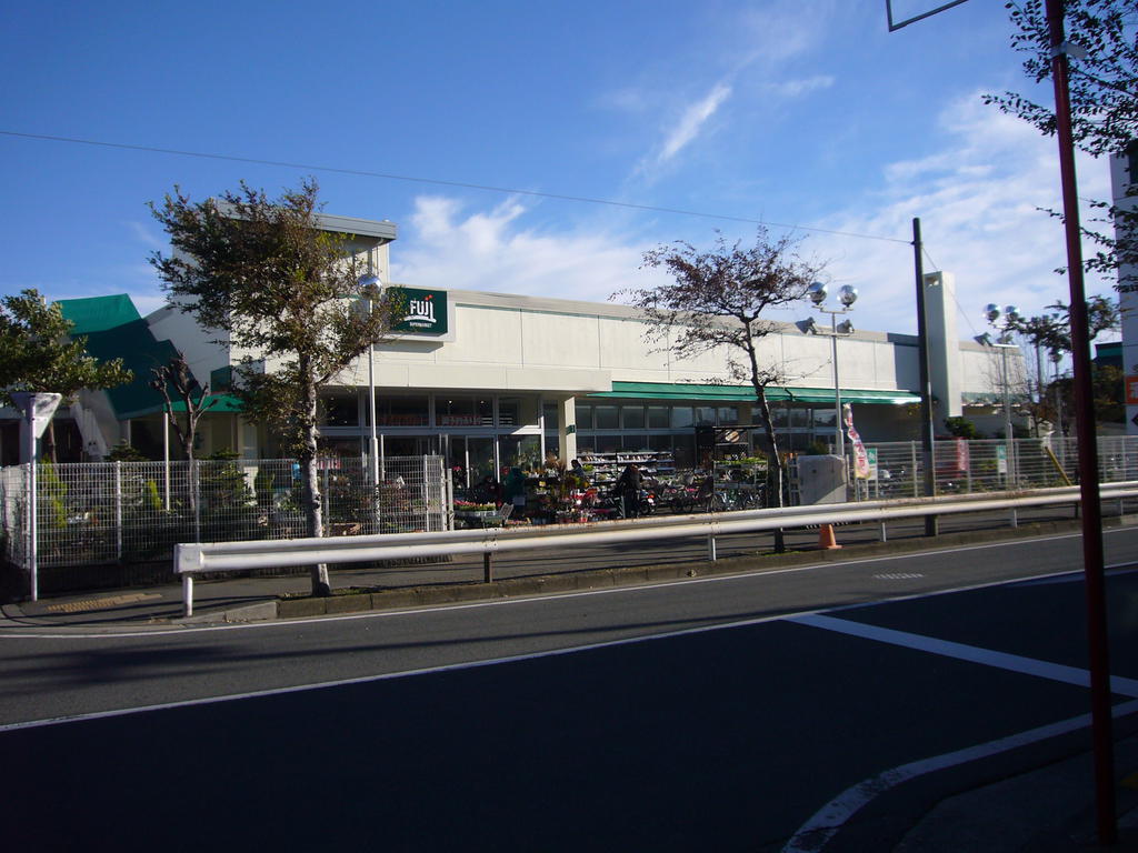 スーパー　Fuji鵠沼店（スーパー）まで147m