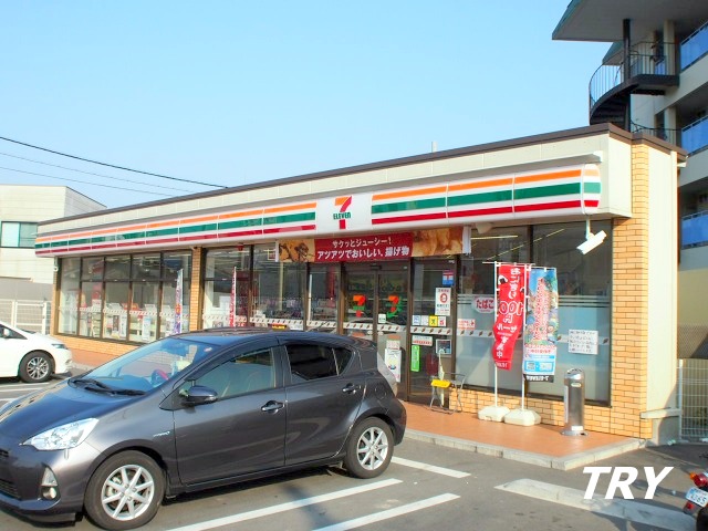 コンビニ　セブンイレブン大和高田三倉堂南店（コンビニ）まで220m