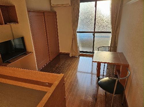 居室・リビング　備品や設備仕様は号室等により異なります現地をご確認下さい。