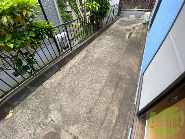 バルコニー　バルコニー。洗濯物がはかどりそうな広さがありますよ。