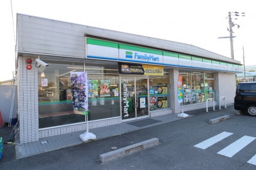コンビニ　ファミリーマート　近鉄東山駅前店（コンビニ）まで662m