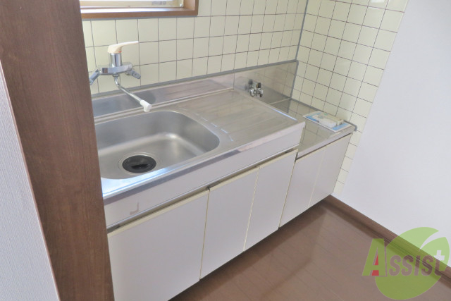 キッチン　キッチンは都市ガス用のコンロが置けます。