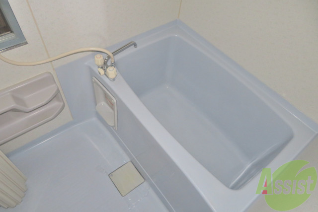 バス・シャワールーム　お風呂は、肩まで浸かれる広さがありますね。