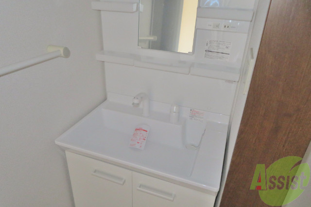 洗面設備　洗面所はシャンプードレッサータイプです。