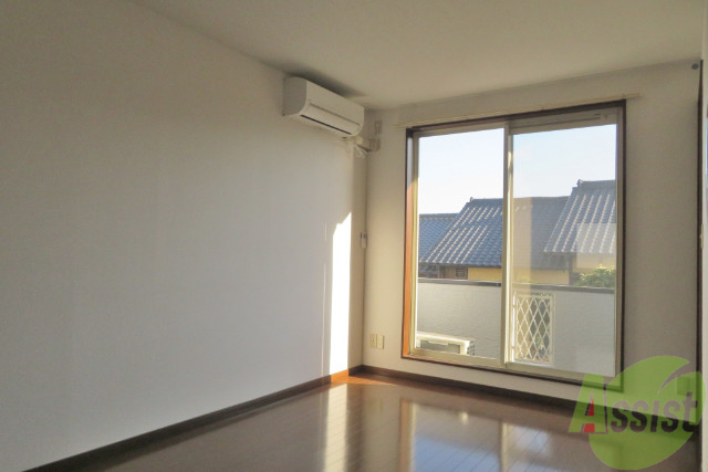 居室・リビング　９．５帖のＬＤＫです。陽当たりは良く、綺麗なお部屋。