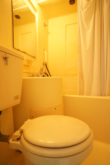 バス・シャワールーム　丸洗いできてお掃除らくらくの３点ユニットバスです！