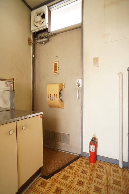 玄関　玄関には窓があるので明るい空間です♪