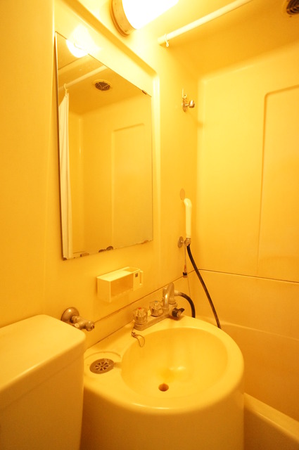 洗面設備　シャワー派には、使いやすいユニットバス。洗面台も完備！