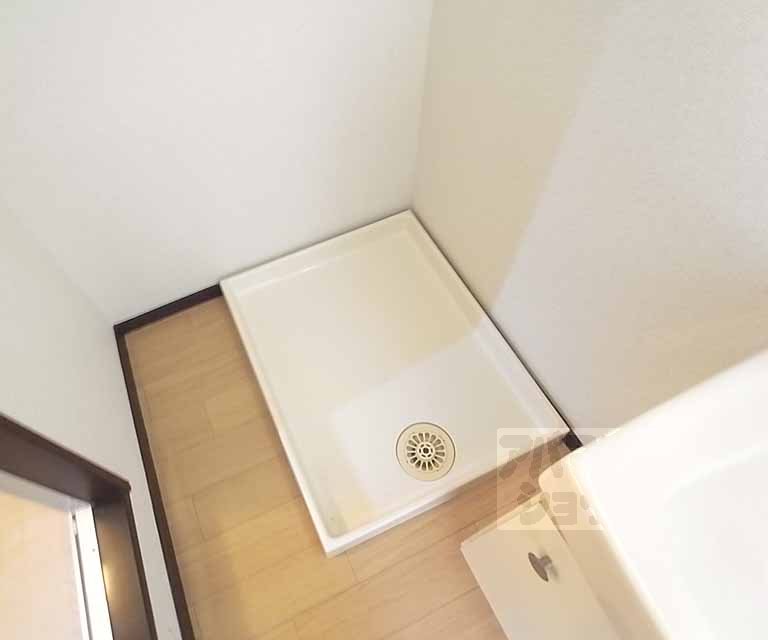 その他設備　洗面台の横には洗濯機の設置スペースがあります。