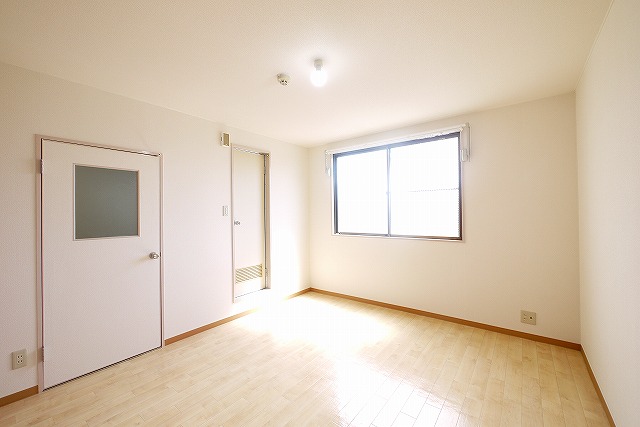 その他部屋・スペース　広くて明るい寝室