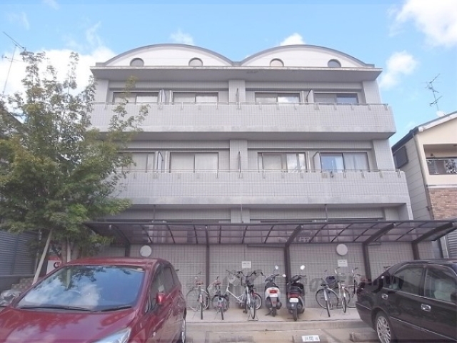 京都市北区等持院西町のマンションの建物外観