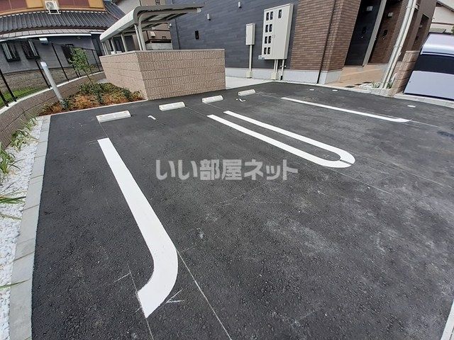 【姫路市名古山町のアパートの駐車場】