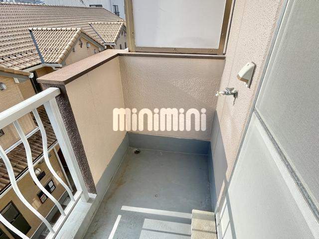 バルコニー　洗濯機はベランダに置けて洗濯楽々です