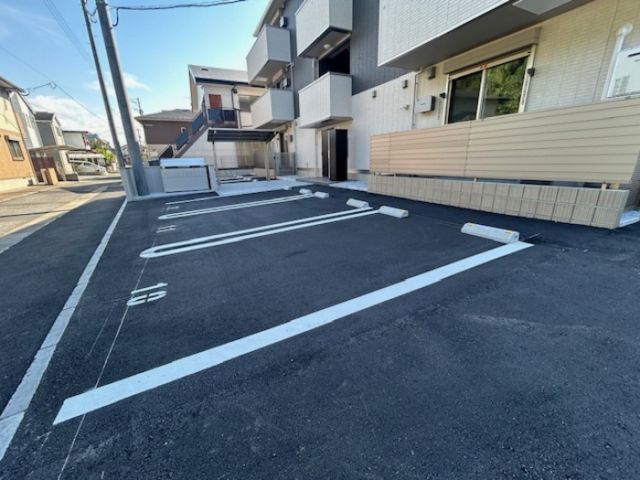 【北九州市八幡西区則松のアパートの駐車場】