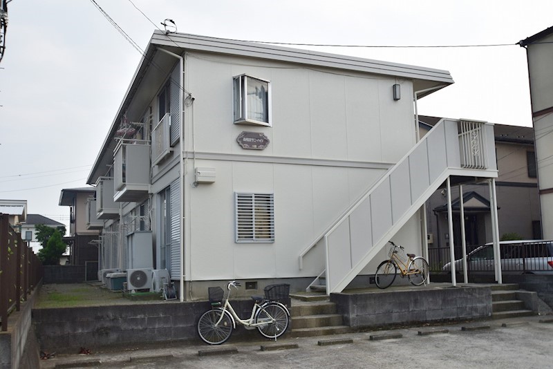 小田原市南鴨宮のアパートの建物外観