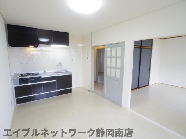 居室・リビング　こちらの居間で趣味の時間をお楽しみください