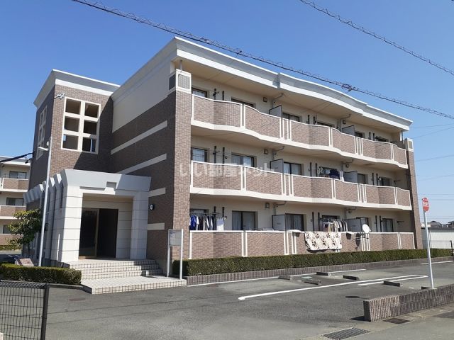 伊勢市小俣町湯田のマンションの建物外観